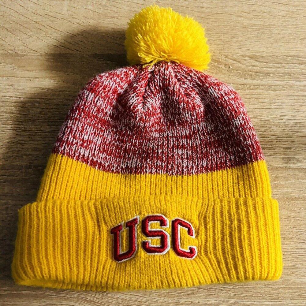 USC Logo Knit Cap Beanie With‎ Pom Pom One Size Fits Most. EUC Red Gold